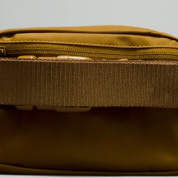 (2313) NWT LULULEMON Everywhere Belt Bag 1L in BURNT CARAMEL (SOLD OUT ONLINE) - Picture 3 of 5